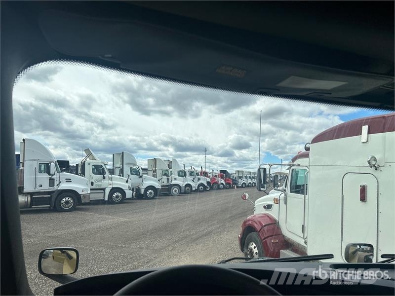 Freightliner Cascadia 126 6x4 T/A Sleeper Truck Tractor 牵引车