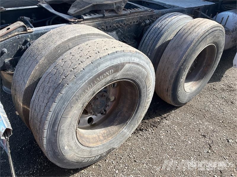 Freightliner Cascadia 126 6x4 T/A Sleeper Truck Tractor Vlačilci