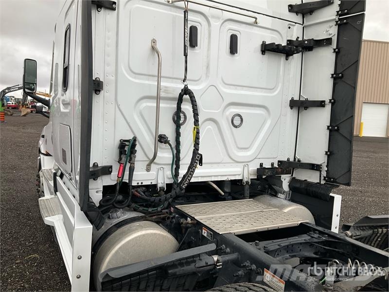 Freightliner Cascadia 126 6x4 T/A Sleeper Truck Tractor Vetopöytäautot