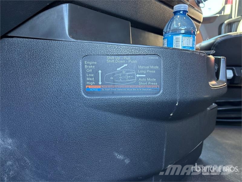 Freightliner Cascadia 126 6x4 T/A Sleeper Truck Tractor Cavalos mecânicos