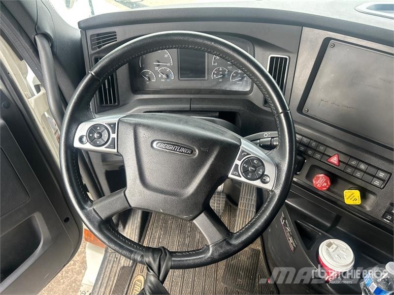 Freightliner Cascadia 126 6x4 T/A Sleeper Truck Tractor Sattelzugmaschinen