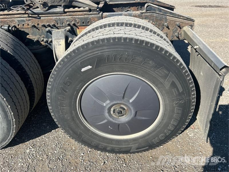 Freightliner Cascadia 126 6x4 T/A Sleeper Truck Tractor Nyergesvontatók