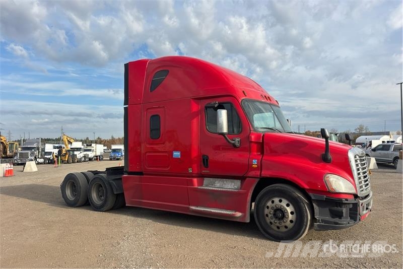 Freightliner Cascadia 125 6x4 T/A Sleeper Truck Tractor Tegljači
