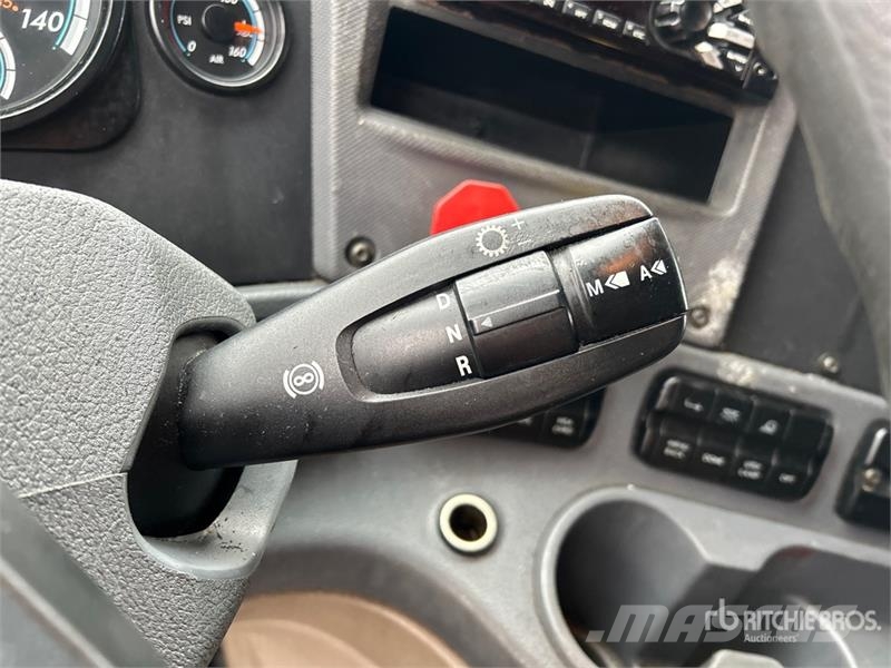 Freightliner Cascadia 125 6x4 T/A Sleeper Truck Tractor Vetopöytäautot