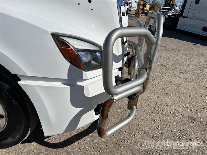 Freightliner Cascadia 126 6x4 T/A Sleeper Truck Tractor وحدات الجر