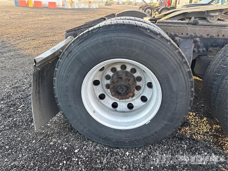 Freightliner Cascadia 126 6x4 T/A Sleeper Truck Tractor Седельные тягачи