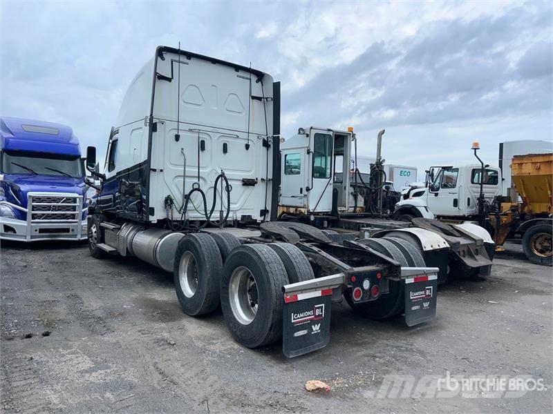 Freightliner Cascadia 126 6x4 T/A Sleeper Truck Tractor (Inoper Cabezas tractoras