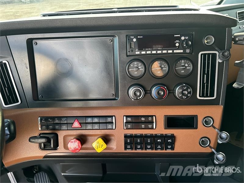 Freightliner Cascadia 126 6x4 T/A Sleeper Truck Tractor Trekkers