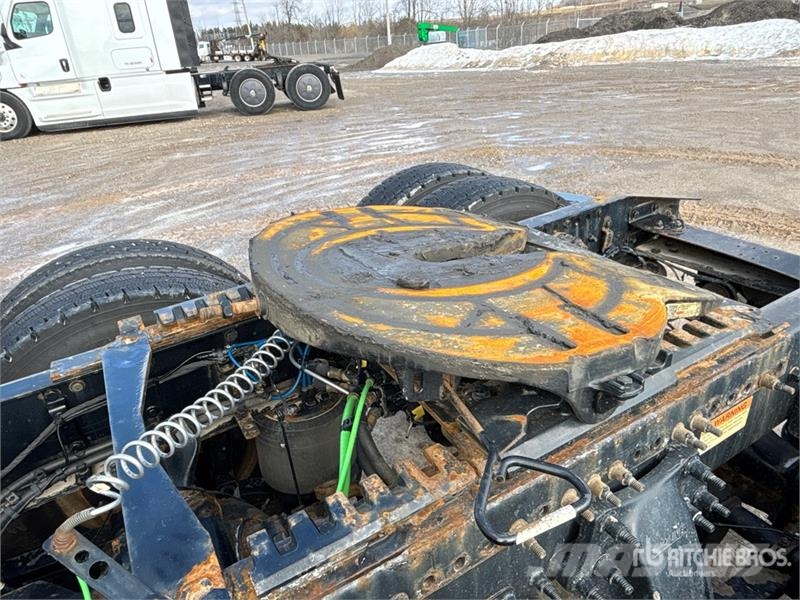 Freightliner Cascadia 126 6x4 T/A Sleeper Truck Tractor Тягачі