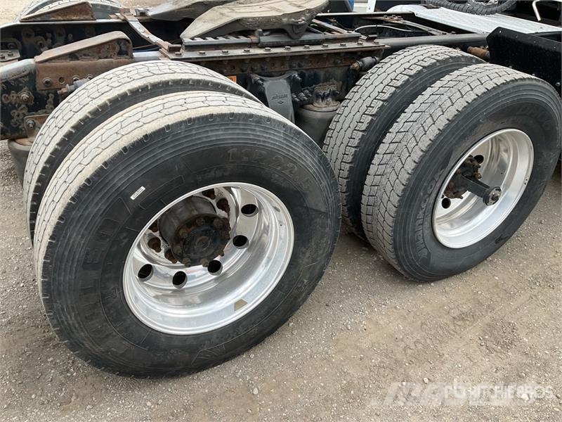 Freightliner Cascadia 126 6x4 T/A Sleeper Truck Tractor وحدات الجر