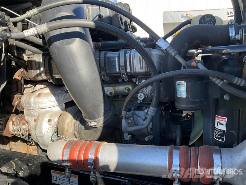 Freightliner Cascadia 126 6x4 T/A Sleeper Truck Tractor وحدات الجر