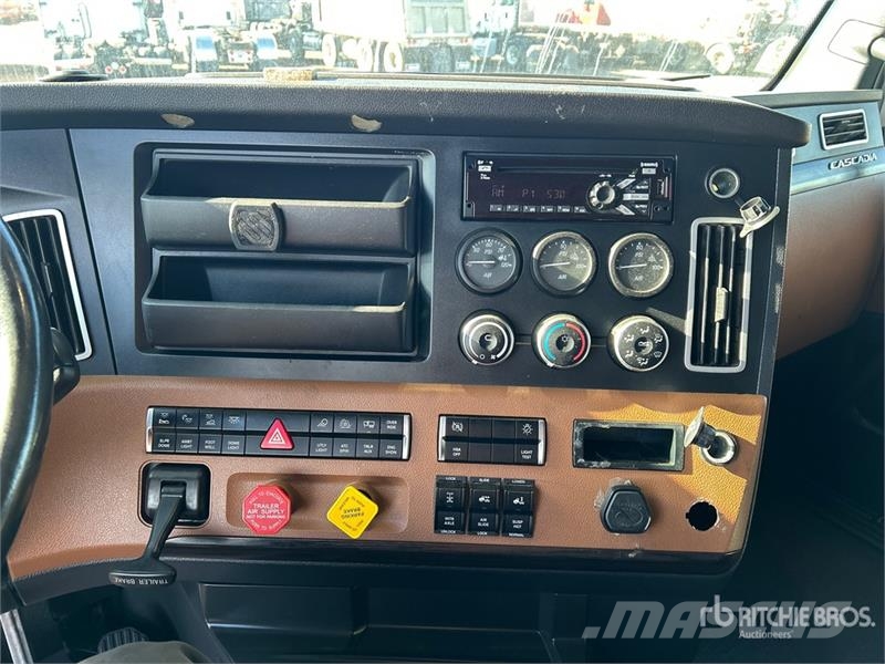 Freightliner Cascadia 126 6x4 T/A Sleeper Truck Tractor Седельные тягачи