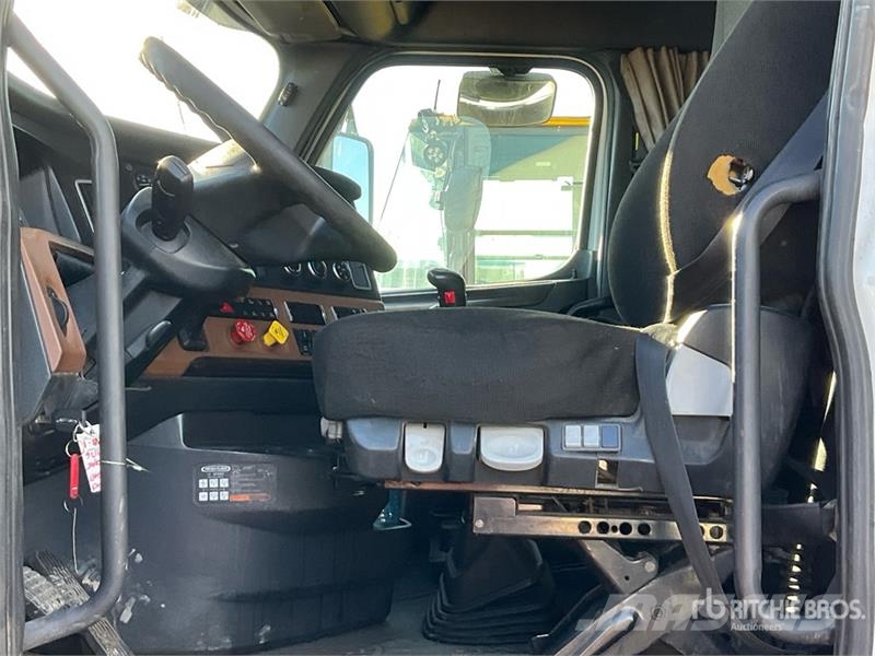 Freightliner Cascadia 126 6x4 T/A Sleeper Truck Tractor Traktorske jedinice