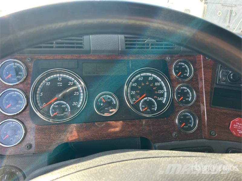 Freightliner Cascadia 125 6x4 T/A Sleeper Truck Tractor Tegljači