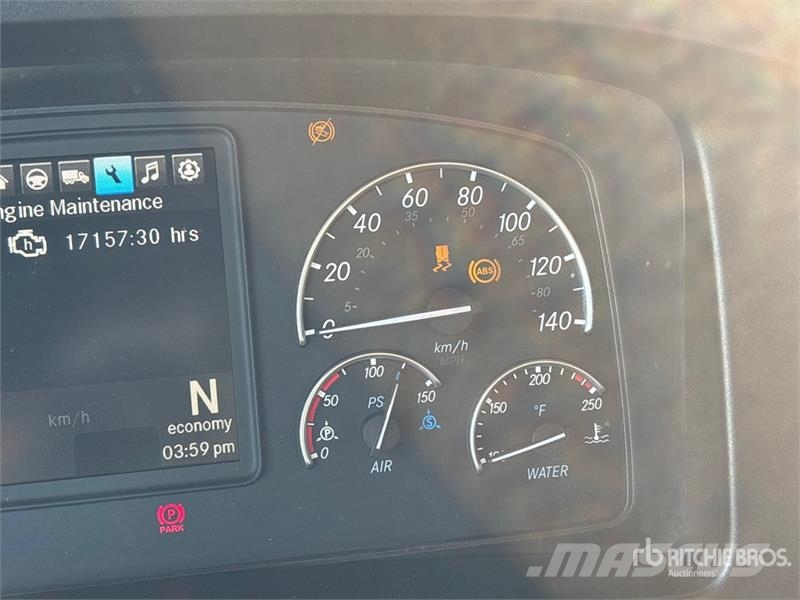 Freightliner Cascadia 126 6x4 T/A Sleeper Truck Tractor Тягачі
