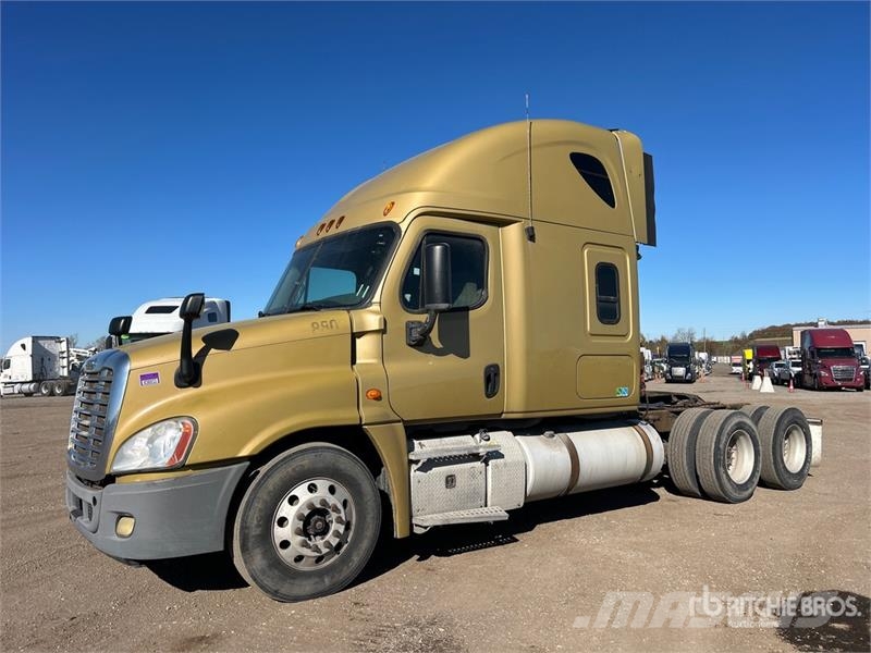 Freightliner Cascadia 125 6x4 T/A Sleeper Truck Tractor Тягачі