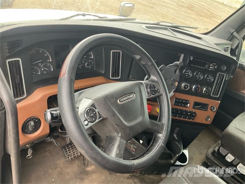 Freightliner Cascadia 126 6x4 T/A Sleeper Truck Tractor Traktorske jedinice
