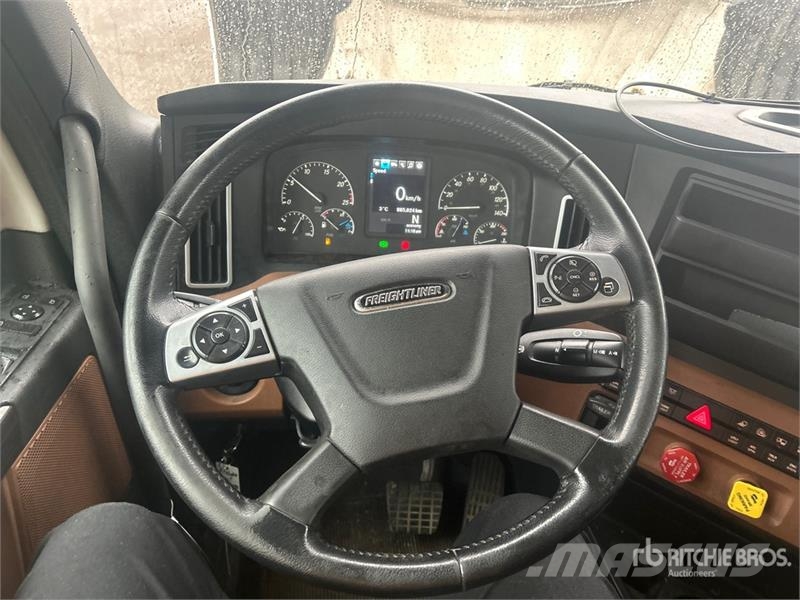 Freightliner Cascadia 126 T/A Sleeper Truck Tractor Tractor Units