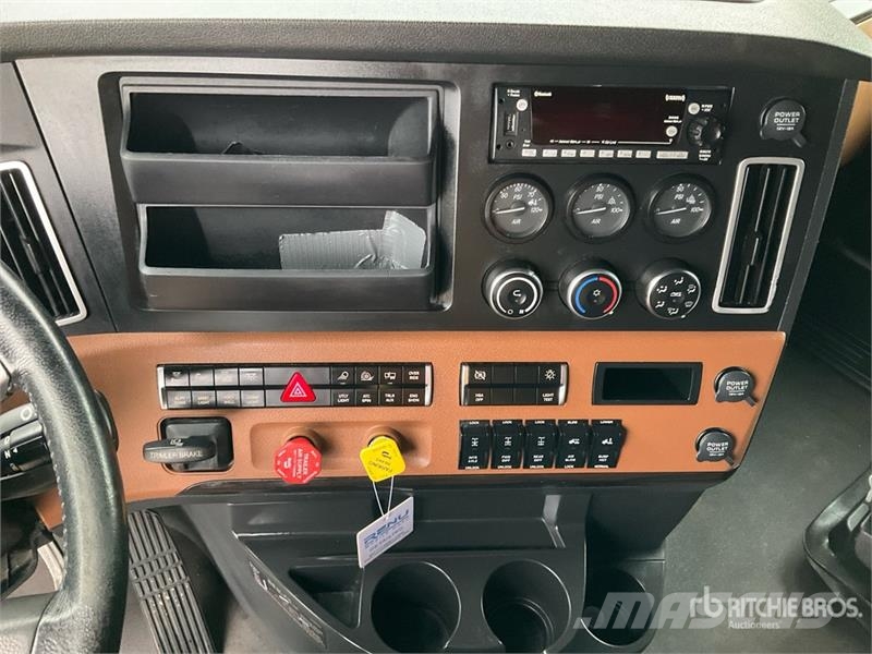 Freightliner Cascadia 126 6x4 T/A Sleeper Truck Tractor Vetopöytäautot