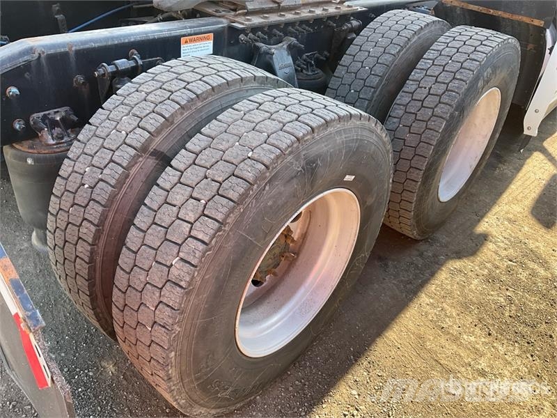 Freightliner Cascadia 126 6x4 T/A Sleeper Truck Tractor وحدات الجر