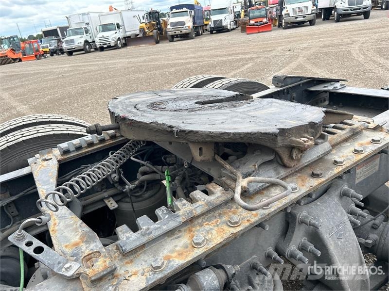 Freightliner Cascadia 126 6x4 T/A Sleeper Truck Tractor Tractor Units