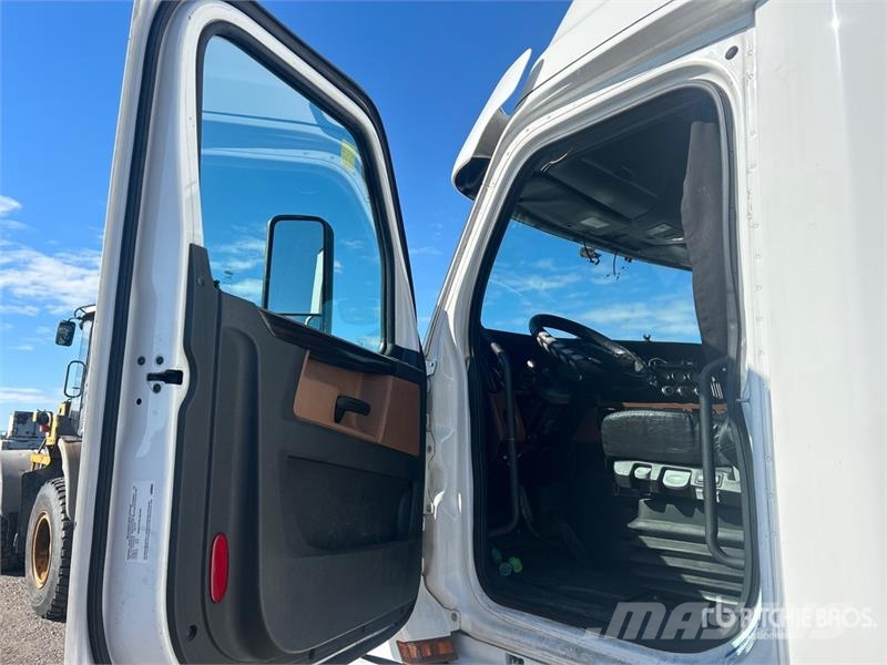 Freightliner Cascadia 126 6x4 T/A Sleeper Truck Tractor Nyergesvontatók