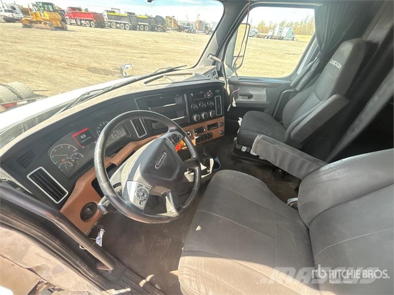 Freightliner Cascadia 126 6x4 T/A Sleeper Truck Tractor Tegljači