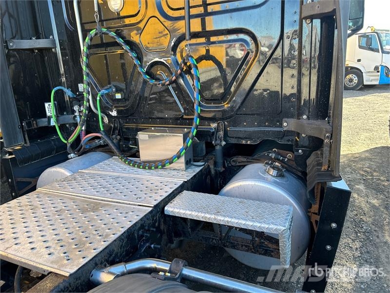 Freightliner Cascadia 126 6x4 T/A Sleeper Truck Tractor Tractor Units