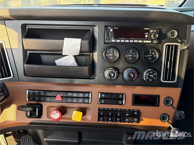 Freightliner Cascadia 126 6x4 T/A Sleeper Truck Tractor Седельные тягачи
