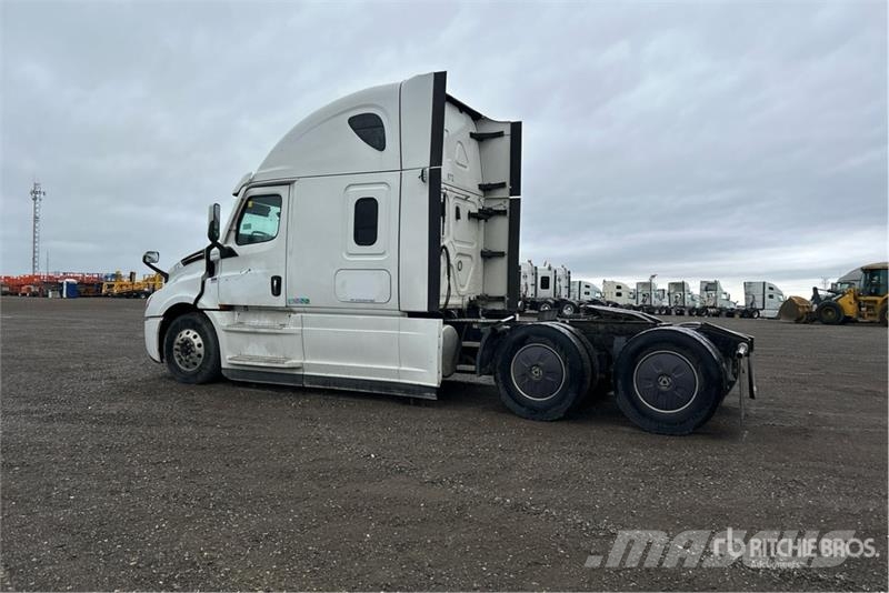 Freightliner Cascadia 126 T/A Sleeper Truck Tractor Tractor Units