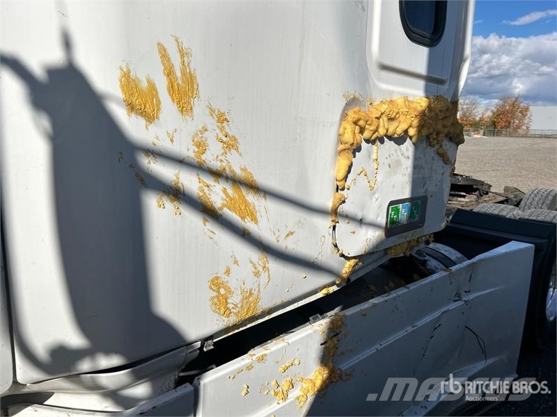 Freightliner Cascadia 126 6x4 T/A Sleeper Truck Tractor Cabezas tractoras