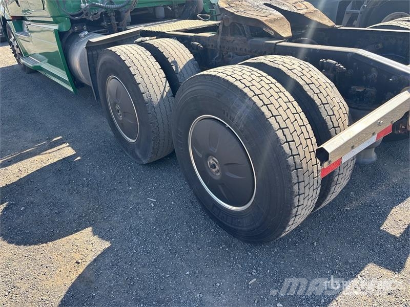 Freightliner Cascadia 126 6x4 T/A Sleeper Truck Tractor Тягачі