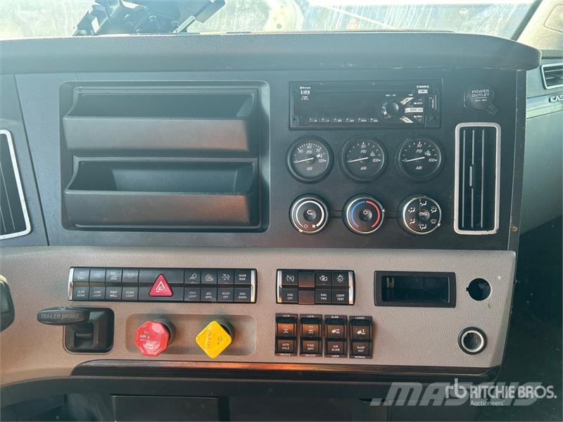 Freightliner Cascadia 126 6x4 T/A Sleeper Truck Tractor (Inoper Tegljači