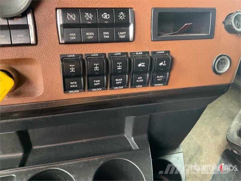 Freightliner Cascadia 126 6x4 T/A Sleeper Truck Tractor Traktorske jedinice