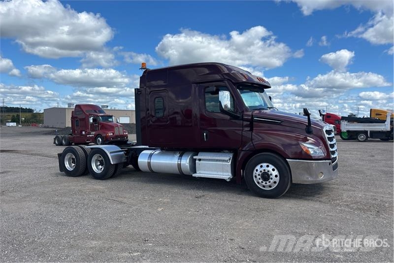 Freightliner Cascadia 126 6x4 T/A Sleeper Truck Tractor Tegljači