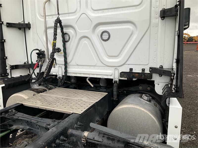 Freightliner Cascadia 126 6x4 T/A Sleeper Truck Tractor Vetopöytäautot