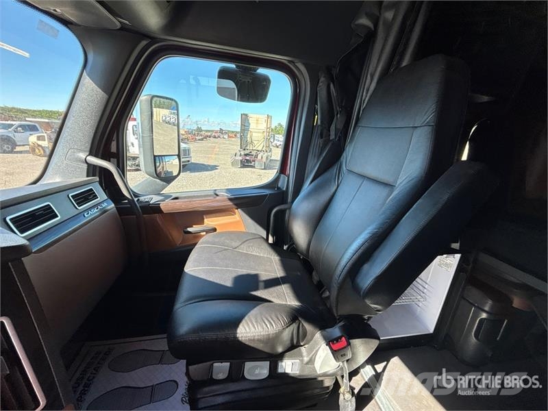 Freightliner Cascadia 126 6x4 T/A Sleeper Truck Tractor Vetopöytäautot