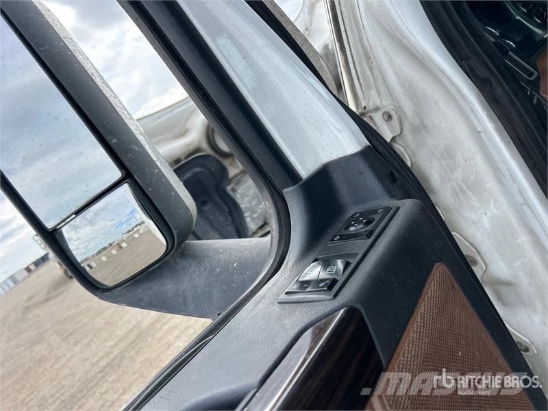 Freightliner Cascadia 126 6x4 T/A Sleeper Truck Tractor Tractor Units