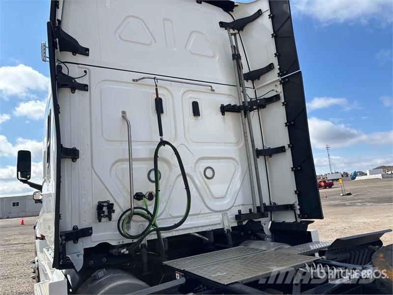 Freightliner Cascadia 126 6x4 T/A Sleeper Truck Tractor Тягачі