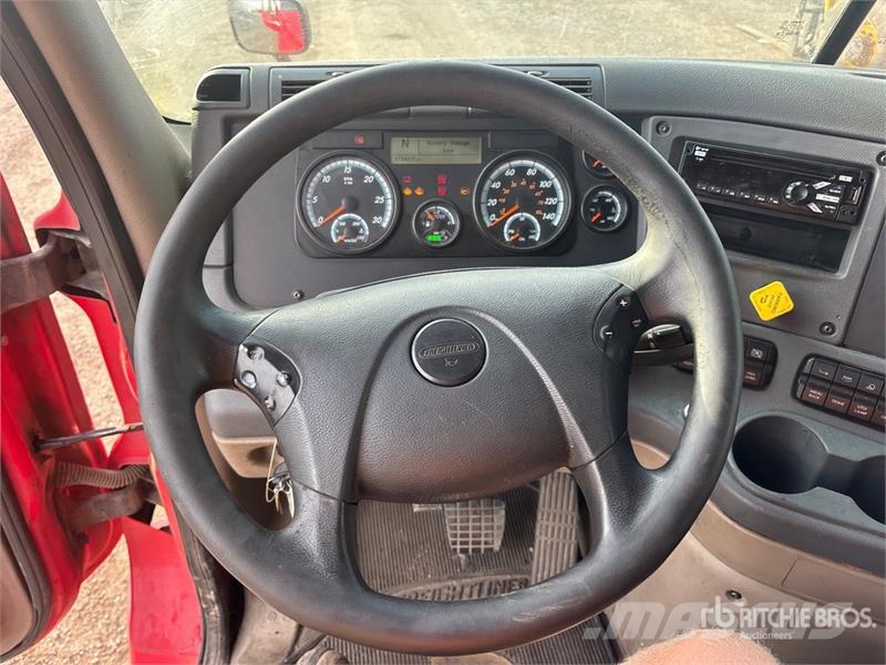 Freightliner Cascadia 125 6x4 T/A Sleeper Truck Tractor Tegljači