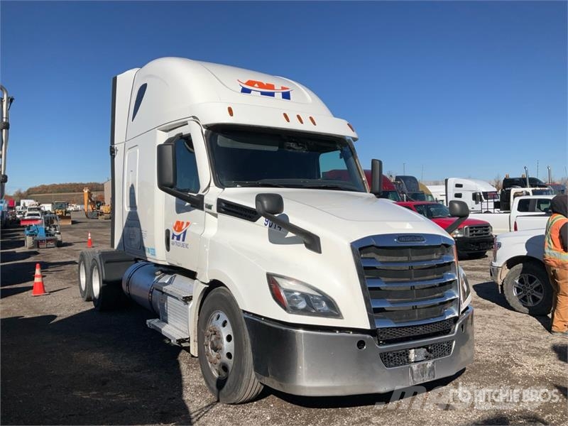 Freightliner Cascadia 126 6x4 T/A Sleeper Truck Tractor Тягачі