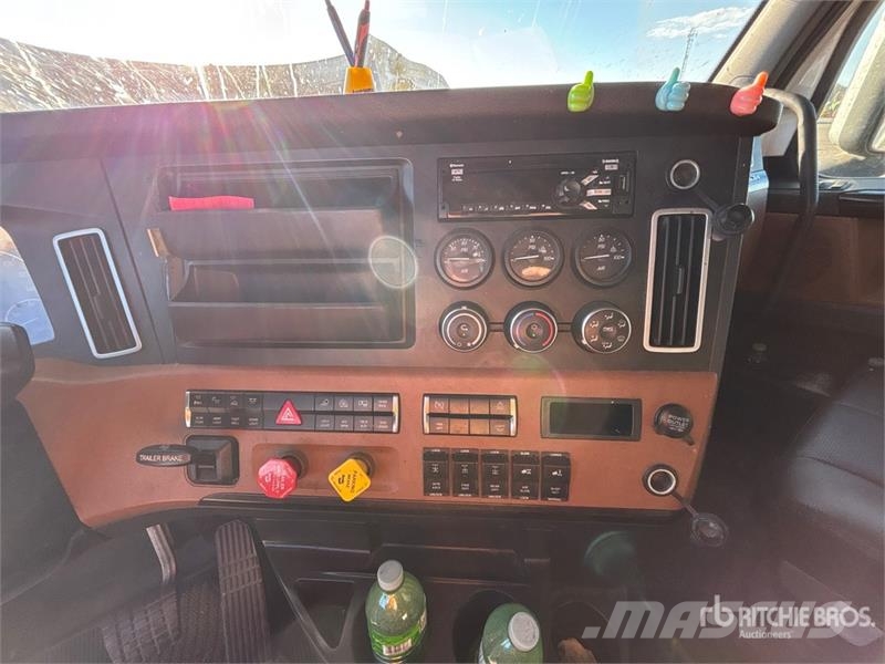 Freightliner Cascadia 126 6x4 T/A Sleeper Truck Tractor Седельные тягачи