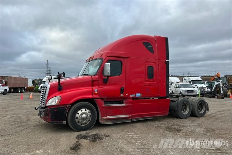 Freightliner Cascadia 125 6x4 T/A Sleeper Truck Tractor Vetopöytäautot