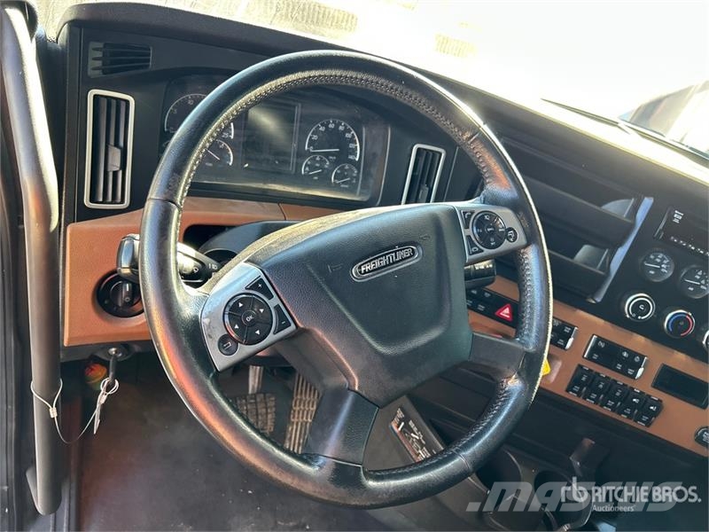 Freightliner Cascadia 126 6x4 T/A Sleeper Truck Tractor Sattelzugmaschinen