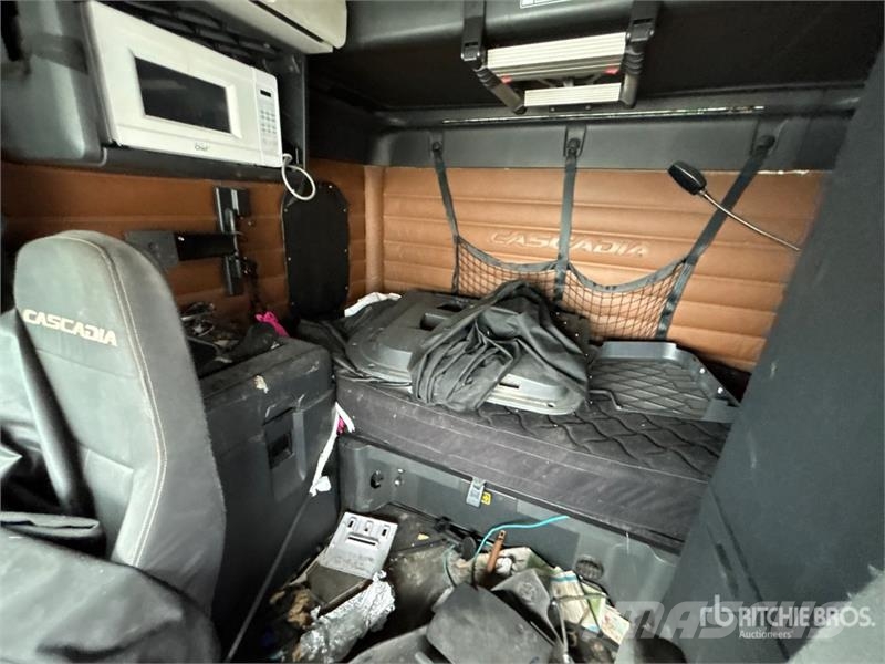 Freightliner Cascadia 126 6x4 6x4 T/A Sleeper Truck Tractor (In Tractor Units