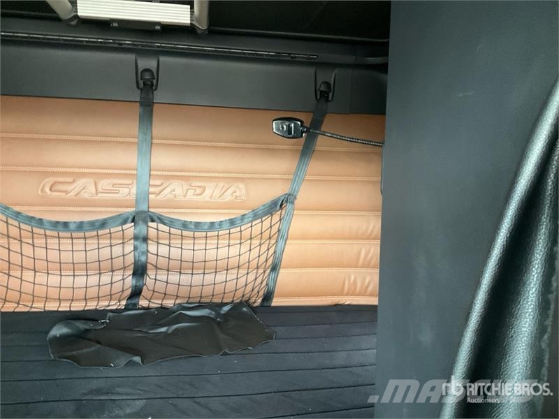 Freightliner Cascadia 126 6x4 T/A Sleeper Truck Tractor وحدات الجر