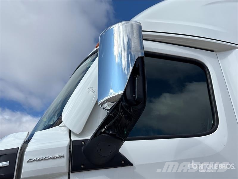 Freightliner Cascadia 126 6x4 T/A Sleeper Truck Tractor Тягачі