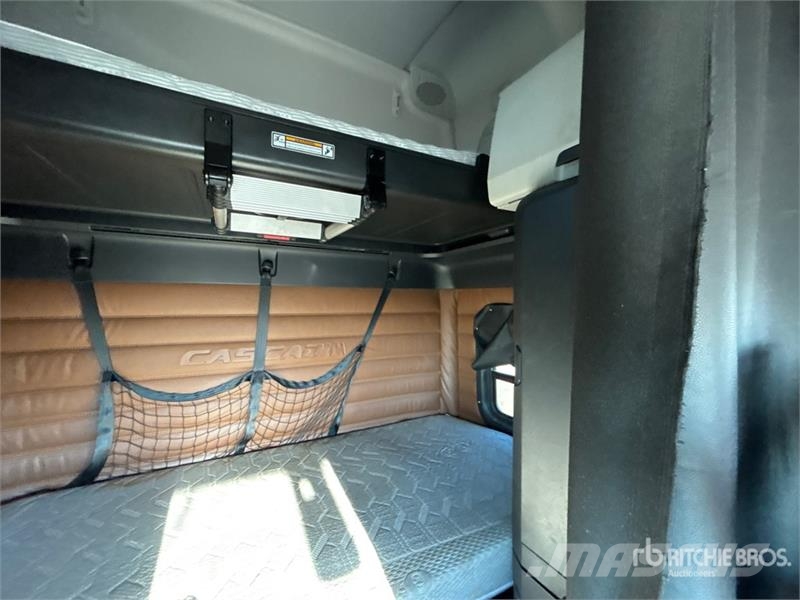 Freightliner Cascadia 126 6x4 T/A Sleeper Truck Tractor Седельные тягачи