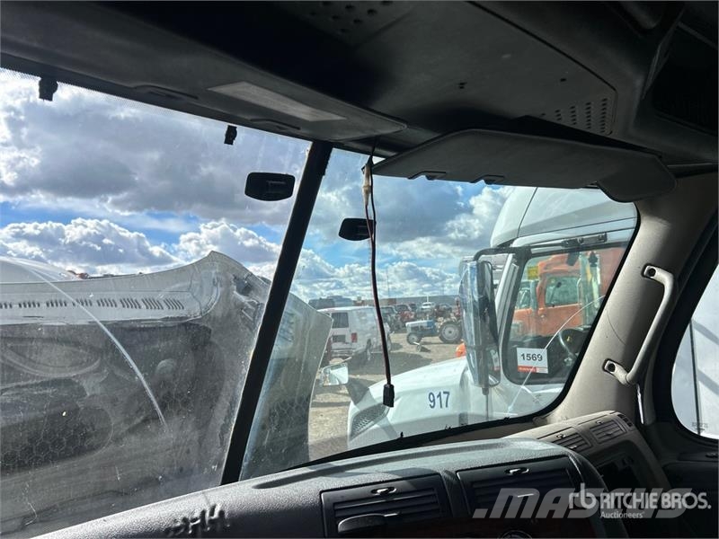 Freightliner Cascadia 125 6x4 T/A Sleeper Truck Tractor (Inoper Sattelzugmaschinen