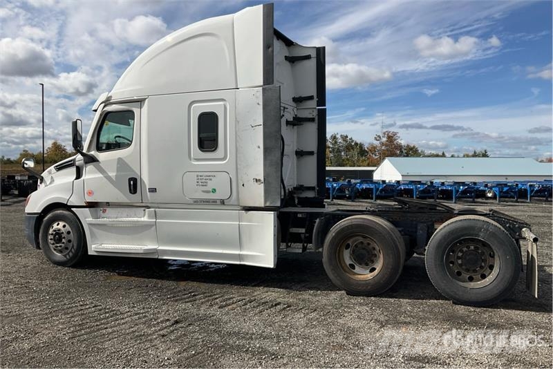 Freightliner Cascadia 126 6x4 T/A Sleeper Truck Tractor Vlačilci